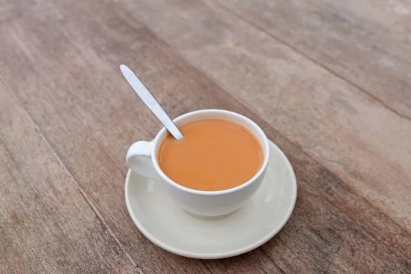 Chá Com Leite Copo Porcelana Sobre Fundo Mesa Madeira — Fotografia de Stock