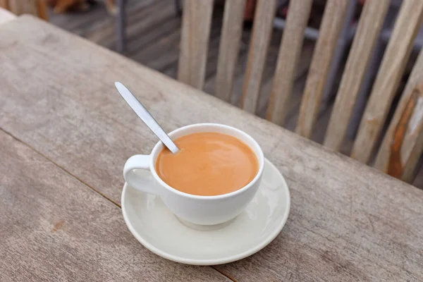 Τσάι Γάλα Φλιτζάνι Πορσελάνη Ξύλινο Τραπέζι Φόντο — Φωτογραφία Αρχείου