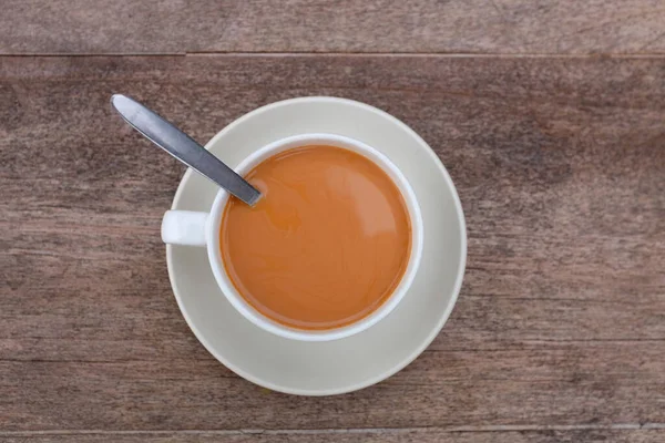 Tee Mit Milch Porzellantasse Auf Holztischhintergrund Ansicht Von Oben — Stockfoto
