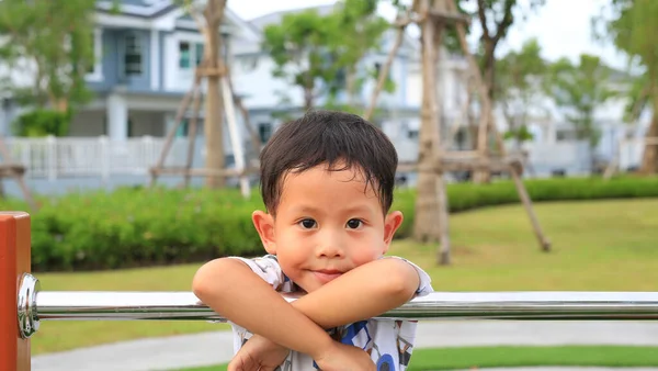 Азиатский Мальчик Осанка Висит Игровое Оборудование Детской Площадке — стоковое фото