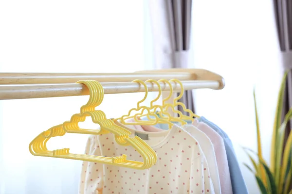 Κρεμάστρες Ρούχα Κρέμονται Μια Ξύλινη Σχάρα Στο Σπίτι — Φωτογραφία Αρχείου