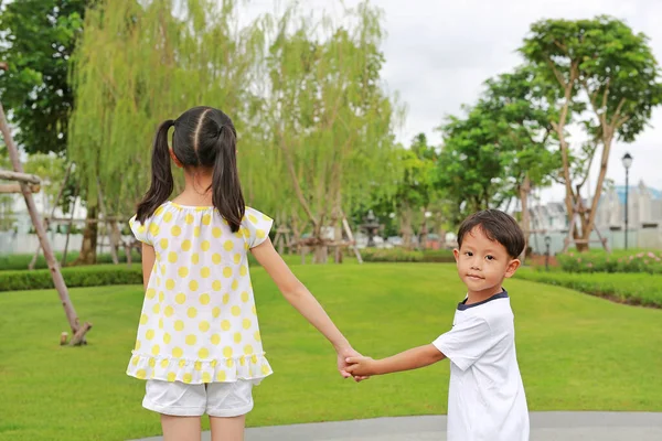 Crianças Asiáticas Parque Verde Asiático Menino Menina Criança Com Mão — Fotografia de Stock