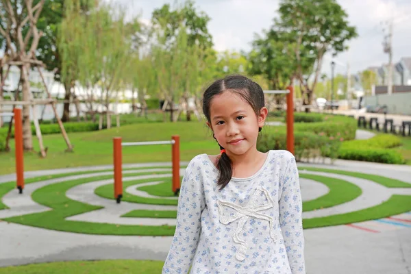 Süß Asiatisch Mädchen Kind Die Garten Bei Öffentlich Park Outdoor — Stockfoto