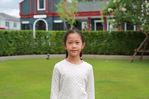 Портрет Азиатской Девочки Саду Открытом Воздухе — стоковое фото