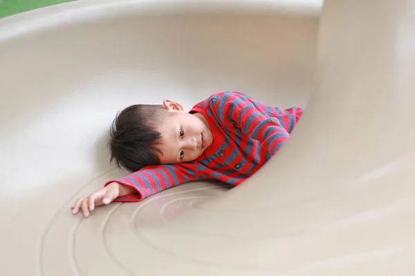 Портрет Маленького Азіатського Хлопчика Лежачого Слизькому Майданчику — стокове фото
