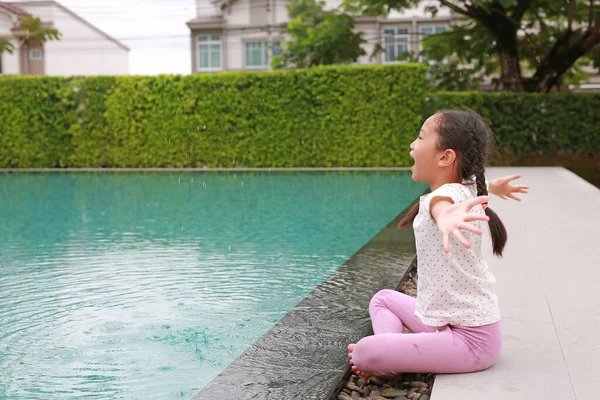 興奮した小さなアジアの女の子子供あります楽しいです水遊びプールサイド近くにザ スイミングプール — ストック写真