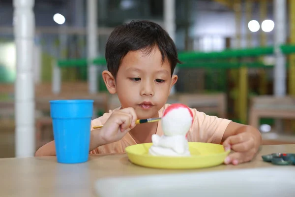 Menino Asiático Pintando Uma Boneca Com Aquarela Criança Com Atividade — Fotografia de Stock