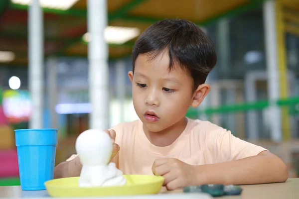 Retrato Menino Asiático Pintando Uma Boneca Com Aquarela Criança Com — Fotografia de Stock