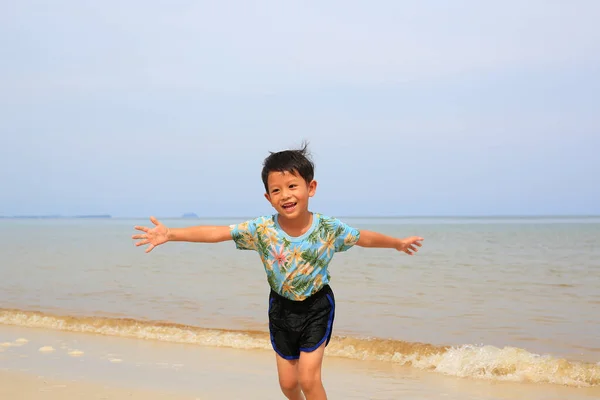 Anak Kecil Asia Yang Bahagia Bersenang Senang Berjalan Pantai Pasir — Stok Foto