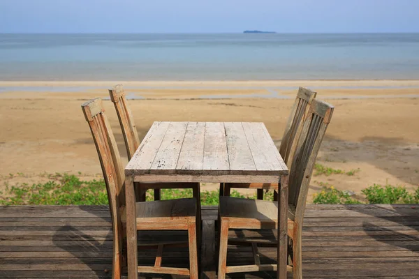 Prázdný Dřevěný Stůl Židle Restauracích Blízkosti Pláže — Stock fotografie