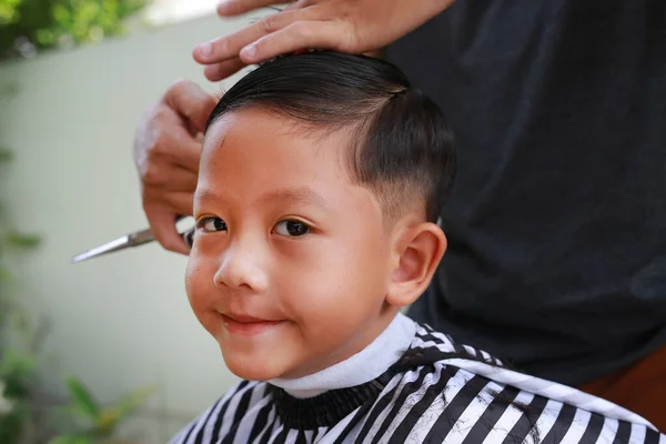 Asyalı Çocuk Saçlarını Bahçede Kestirmiş Bir Erkek Için Moda Traşı — Stok fotoğraf