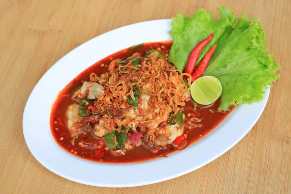 牡蛎调味色拉在木制背景的白盘上 泰国菜 — 图库照片