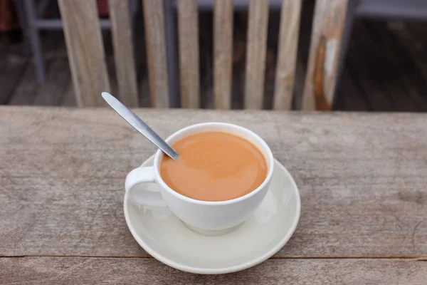 Tee Mit Milch Porzellantasse Auf Holztischhintergrund — Stockfoto