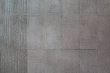 Arkaplan olarak gri granit fayanslar.