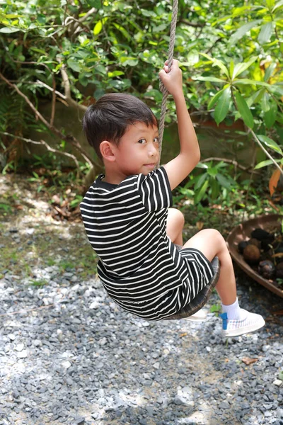 Portrét Asijského Malého Chlapce Dítě Hrát Sedí Viset Houpačce Zahradě — Stock fotografie