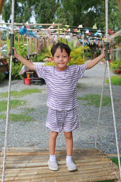 Asijské Malý Chlapec Hrát Stojící Houpačce Zahradě — Stock fotografie