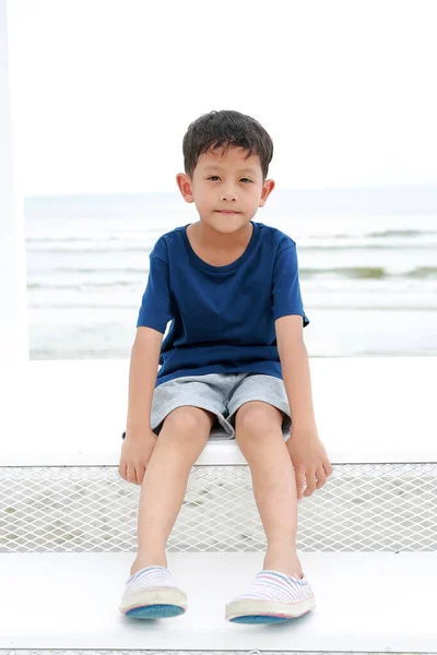 Asijské Malý Chlapec Pohled Kamera Úsměvem Zatímco Sedí Bílém Schodišti — Stock fotografie