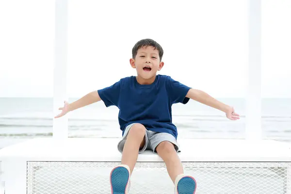Asijské Malý Chlapec Pohled Kamera Úsměvem Paže Natažené Nebo Udržet — Stock fotografie
