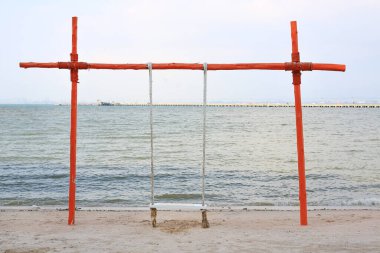 Kumsalda boş salıncak. Yaz tatilinde gevşeme ekipmanı.