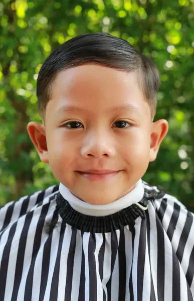 Portrét Asijského Chlapce Střih Sestřihu Zahradě Módní Sestřih Pro Chlapa — Stock fotografie