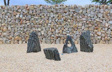 Arka planda çelik çubukla taş duvara karşı süsleme taşı.