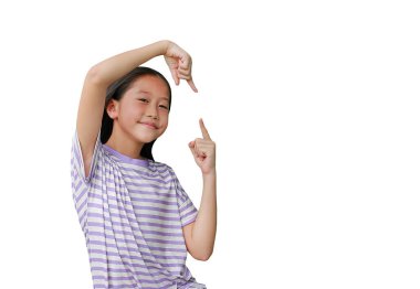 Asyalı kız çocuk kameraya bakıyor, fotokopi çekiliyor, reklamlar için aşağı yukarı işaret ediliyor, beyaza izole edilmiş. Clipping yolu ile resim.