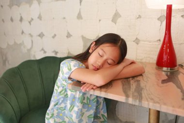 Çekici, sevimli, sevimli, çekici, sakin, huzurlu, hayalperest, çocukluk çağındaki çocuk içeride yatıp dinleniyor..