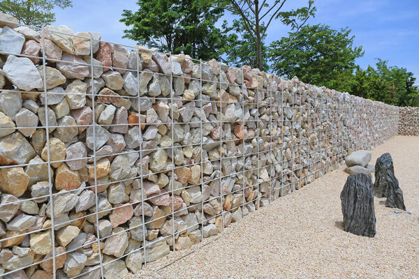 Декоративный камень на каменной стене со стальным стержнем на заднем плане. Перспективный взгляд.