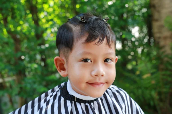 Asijský Chlapec Střih Sestřihu Zahradě Módní Sestřih Pro Chlapa — Stock fotografie
