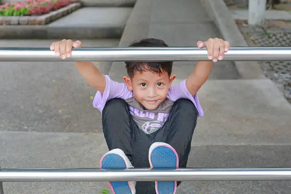 Asijské Malý Chlapec Dítě Baví Lezení Hliníkový Plot Veřejném Parku — Stock fotografie