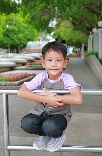 Portrét Asijské Chlapec Kluk Baví Lezení Hliníkový Plot Veřejném Parku — Stock fotografie