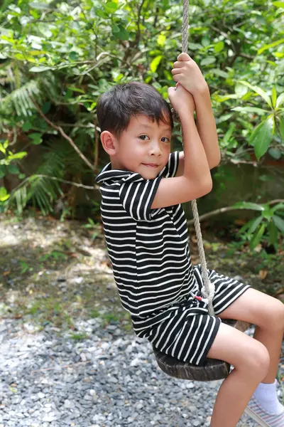 Portrét Asijského Malého Chlapce Dítě Baví Hrát Houpačce Zahradě — Stock fotografie
