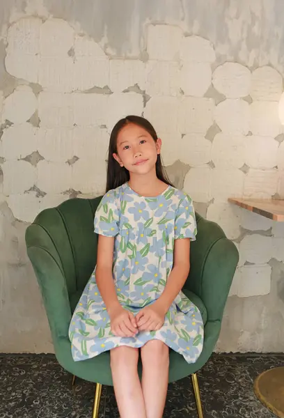 Portré Rendezett Ázsiai Lány Gyermek Körülbelül Éves Ülni Kanapén Szék — Stock Fotó