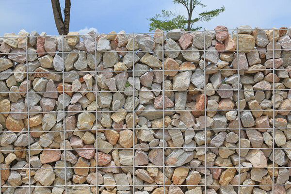 Каменная стена со стальным стержнем для фона.