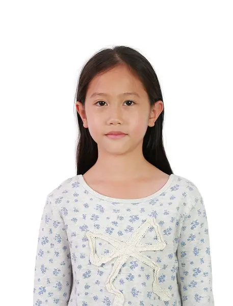 白い背景に隔離されたカメラを見たきれいな顔をした若いアジアの少女の肖像画 ストック写真