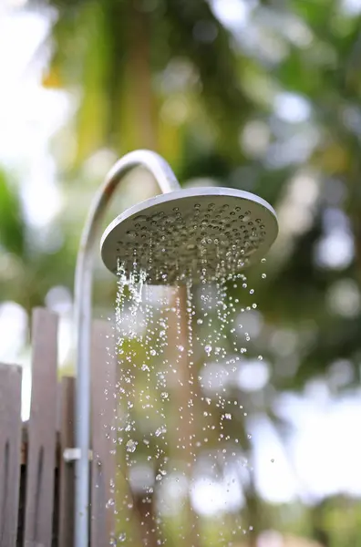 Venkovní Sprcha Při Tekoucí Vodě Zahradě Stock Obrázky