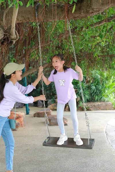 Boldog Család Ázsiai Anya Ringatózik Miközben Fiatal Lány Áll Rajta Stock Kép