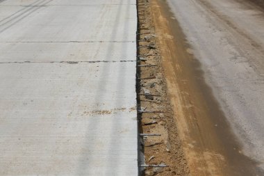 Beton yol devam ediyor. Cadde yapım aşamasında.