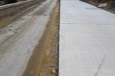 Beton yol devam ediyor. Cadde yapım aşamasında.