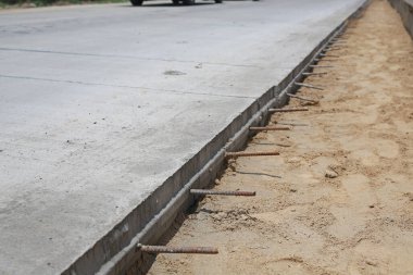 Beton yol devam ediyor. Cadde yapım aşamasında.