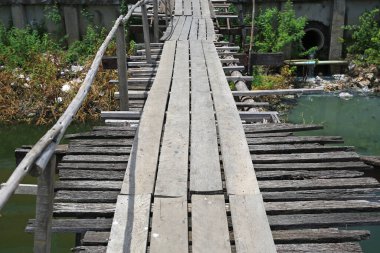 Tayland 'da kanal boyunca eski ahşap köprü.