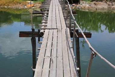 Tayland 'da kanal boyunca eski ahşap köprü.