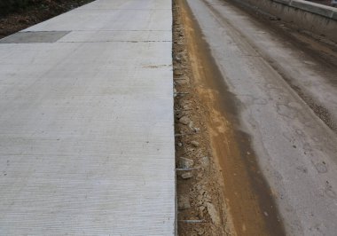 Beton yol devam ediyor. Cadde yapım aşamasında.