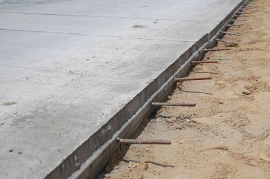 Kapalı beton yol devam ediyor. Cadde yapım aşamasında.