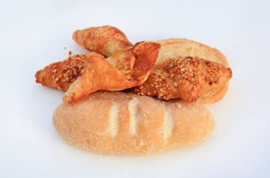 Beyaz arka planda izole edilmiş ekmek ve çörek yığını.