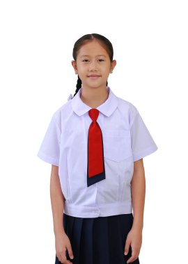 Beyaz arka planda izole edilmiş okul üniformalı gülümseyen Asyalı öğrencinin portresi.