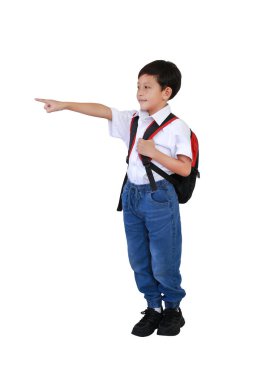 Beyaz arka planda izole edilmiş boş uzay jestinin yanında işaret parmağı gösteren sırt çantalı Asyalı çocuk. Reklamlı çocuk ve okul konsepti.