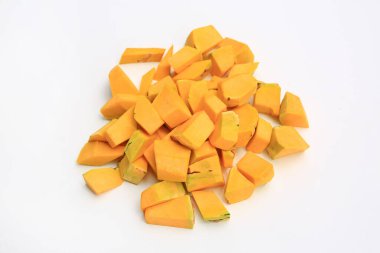 Balkabağı sebze dilimi ya da beyaz arka planda izole edilmiş taze sebze kesimi.