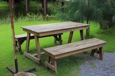 Tahta masa ve bahçedeki banklar. Açık hava eğlencesi için bahçe mobilyaları.