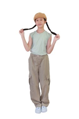 Kahverengi şapkalı gülümseyen Asyalı genç kız örgülü saçlarını beyaz arka planda tutuyor..